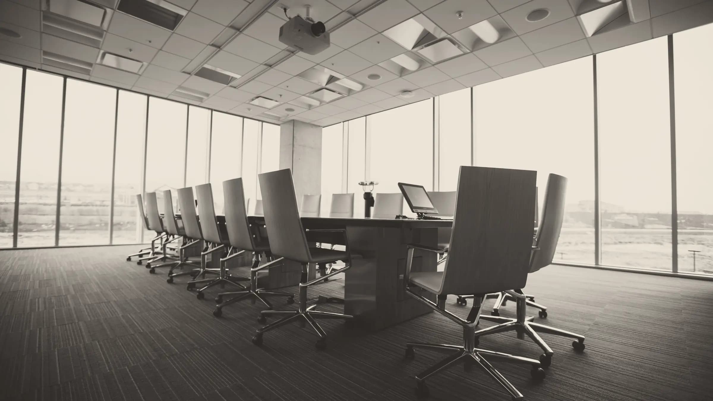 La sala de reuniones vacía de un despacho, en blanco y negro.